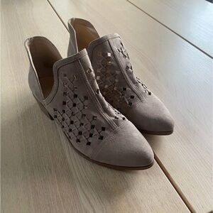 Expressions Taupe Ankle Booties size 10, women’s ankle booties size 10